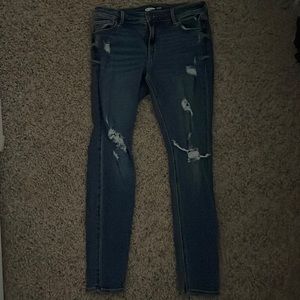 Ripped skinny jeans, only worn once! Old navy size 6.